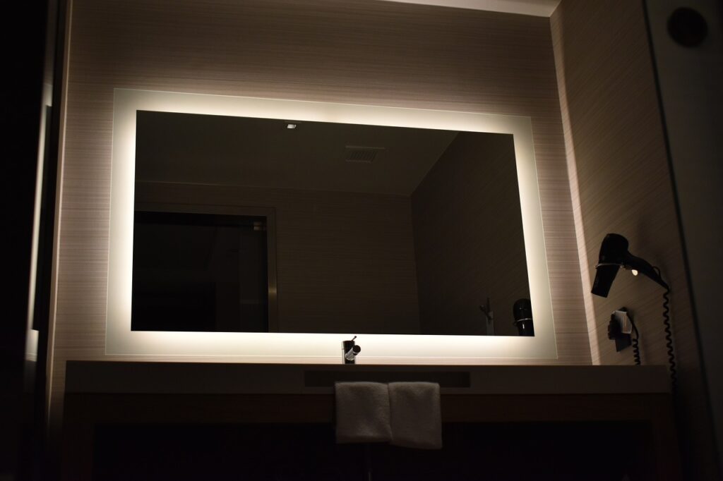 intégrer un miroir dans la décoration de votre salle de bain 